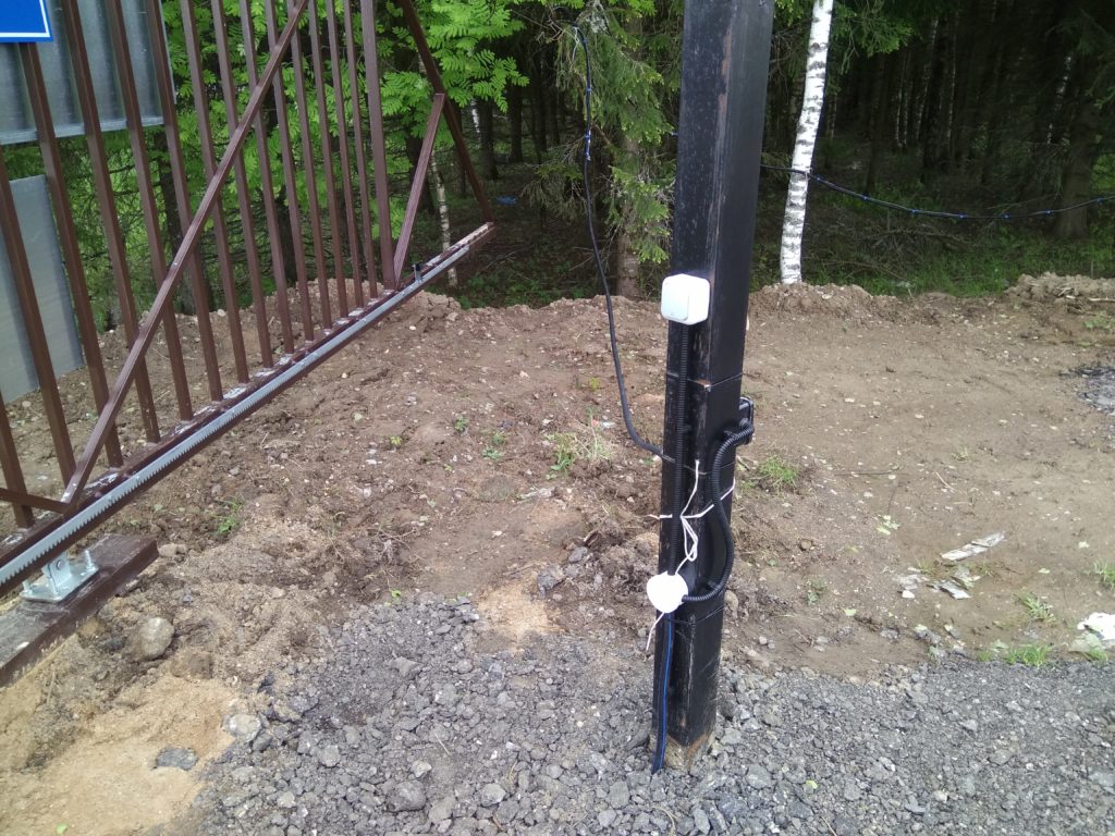 Кнопка на столбе для открывания ворот